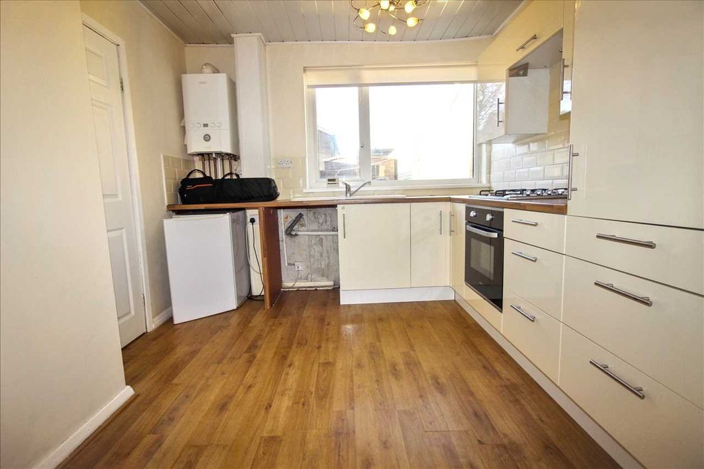 Property photo 3 of 9 Kitchen