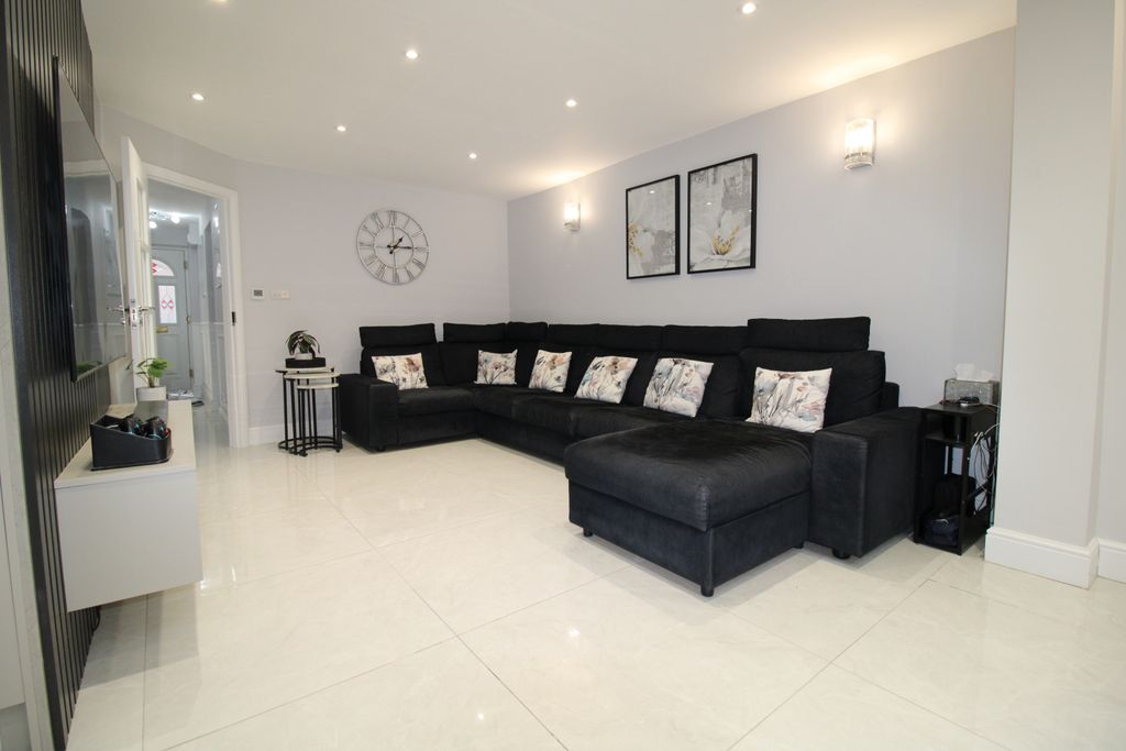 Property photo 1 of 18 4 Bed Semi-Detached House To Rent Westmacott Drive, Feltham Tw14