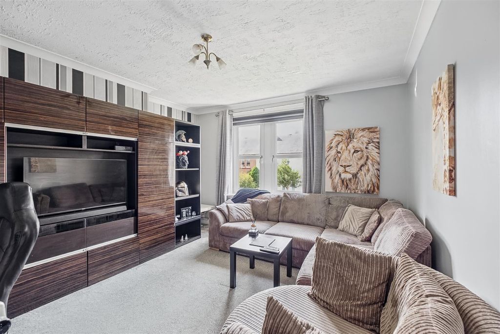 Property photo 2 of 17 Hillside Crescent-8.Jpg