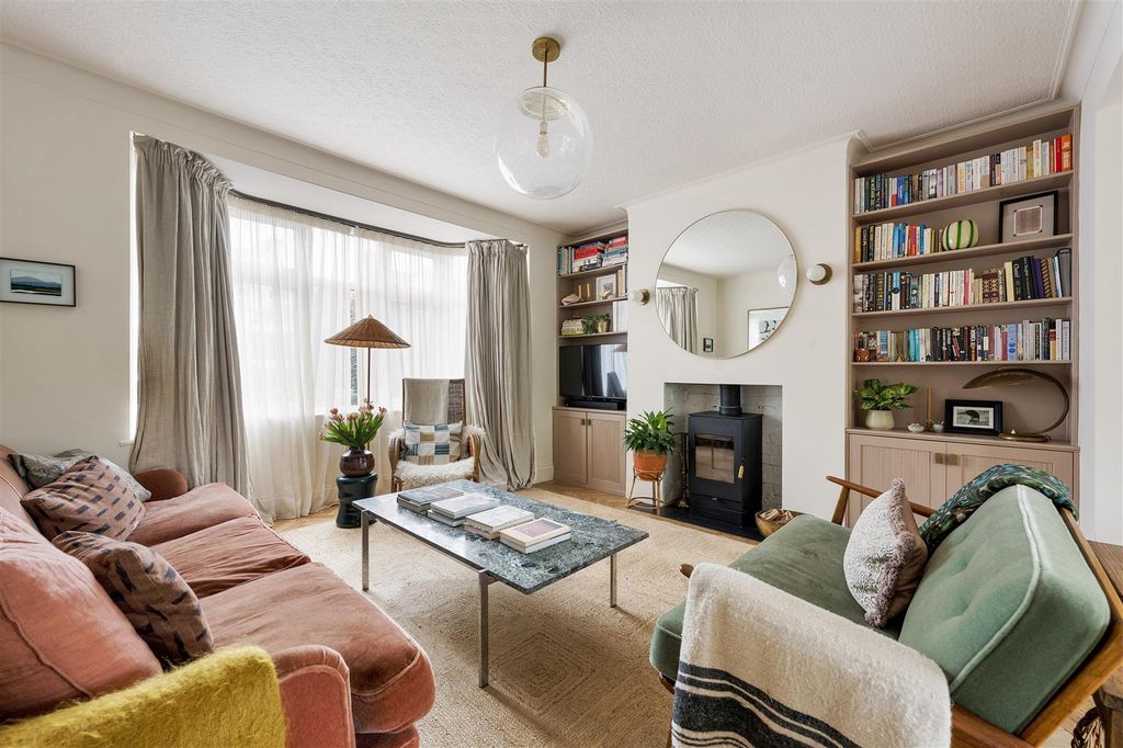 Property photo 2 of 33 Nelson Road, E4
