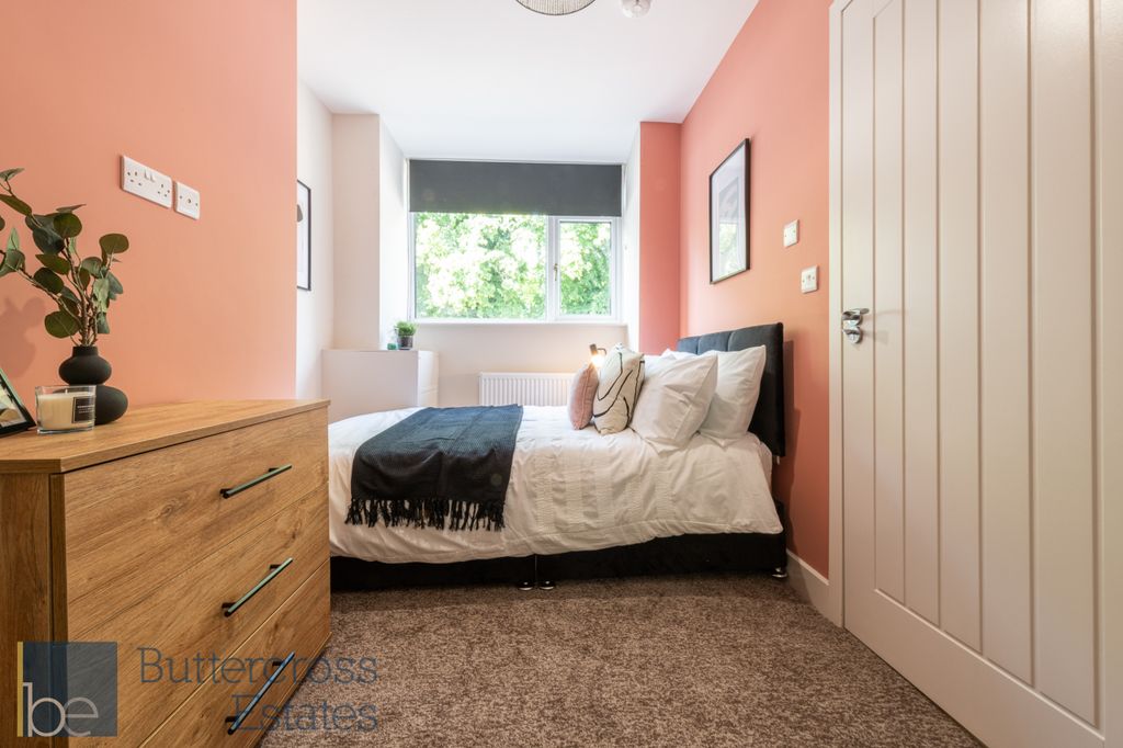 Property photo 1 of 8 Double Bedroom