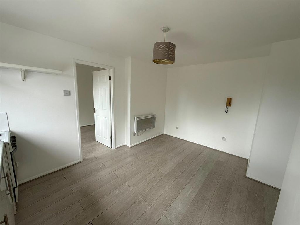 Property photo 2 of 8 5.Jpg