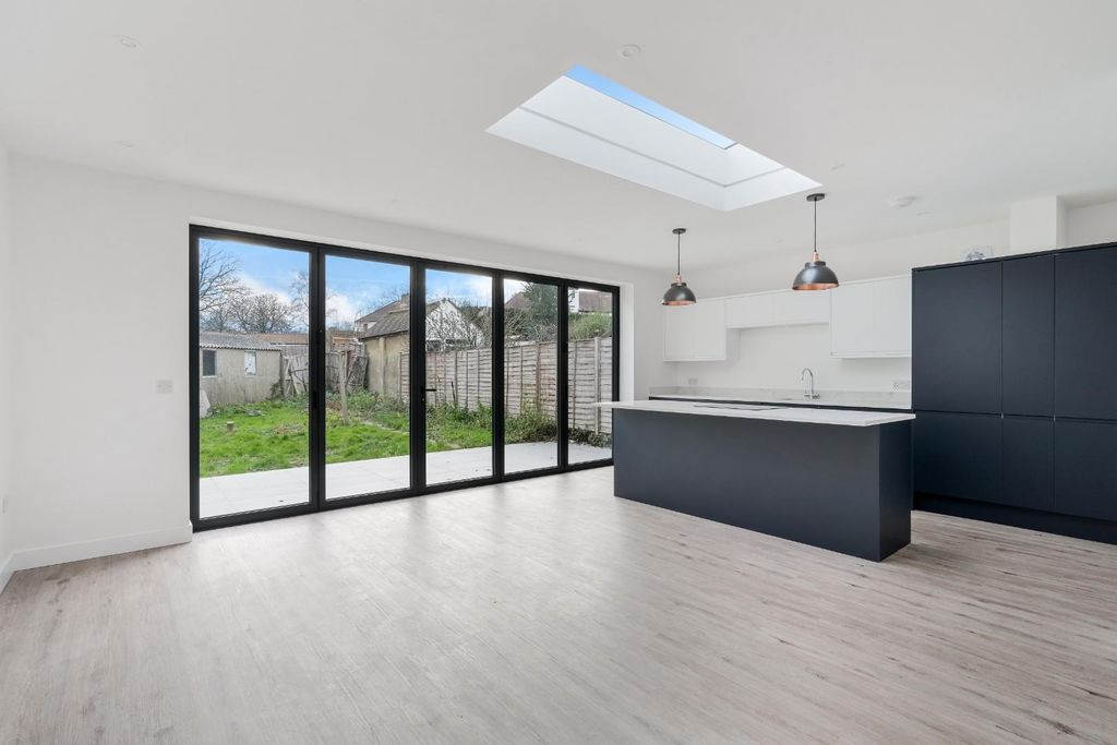 Property photo 2 of 16 Filby Road (12).Jpg