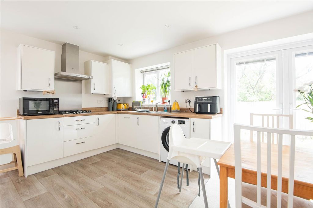 Property photo 3 of 17 Kitchen / Diner