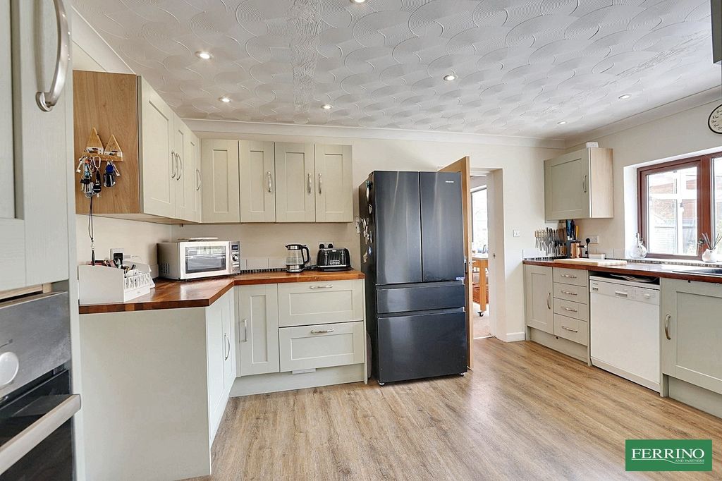 Property photo 3 of 27 Kitchen