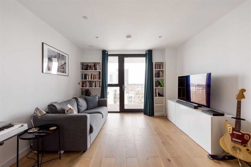 Property photo 2 of 21 Hoe Street, E17