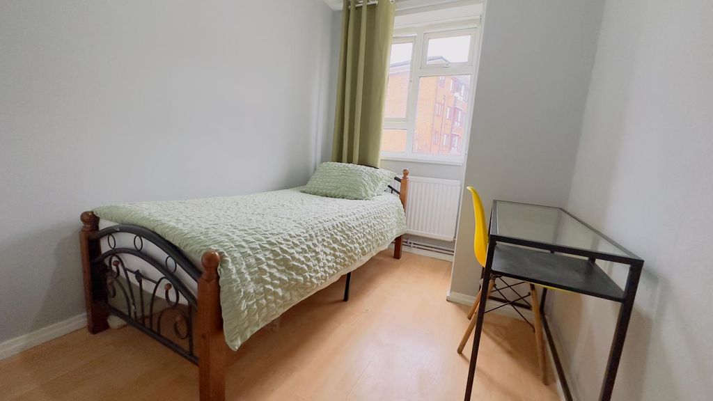 Property photo 3 of 14 Room 3- £630 Available 01/02/2026