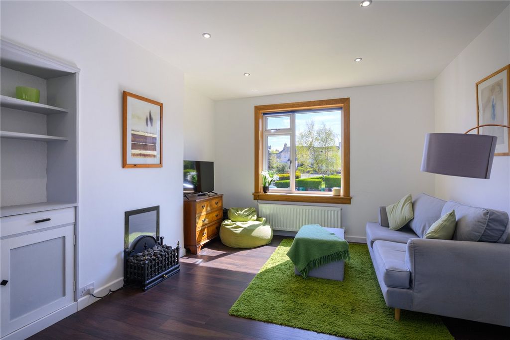 Property photo 3 of 18 Sitting Room