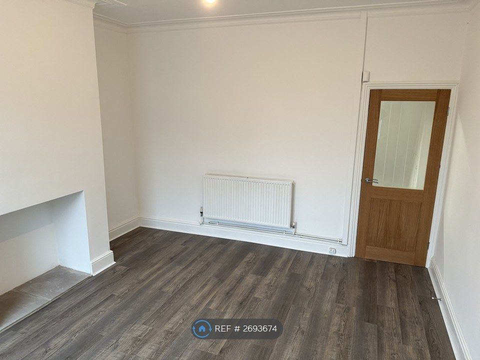 Property photo 3 of 11 Lounge1