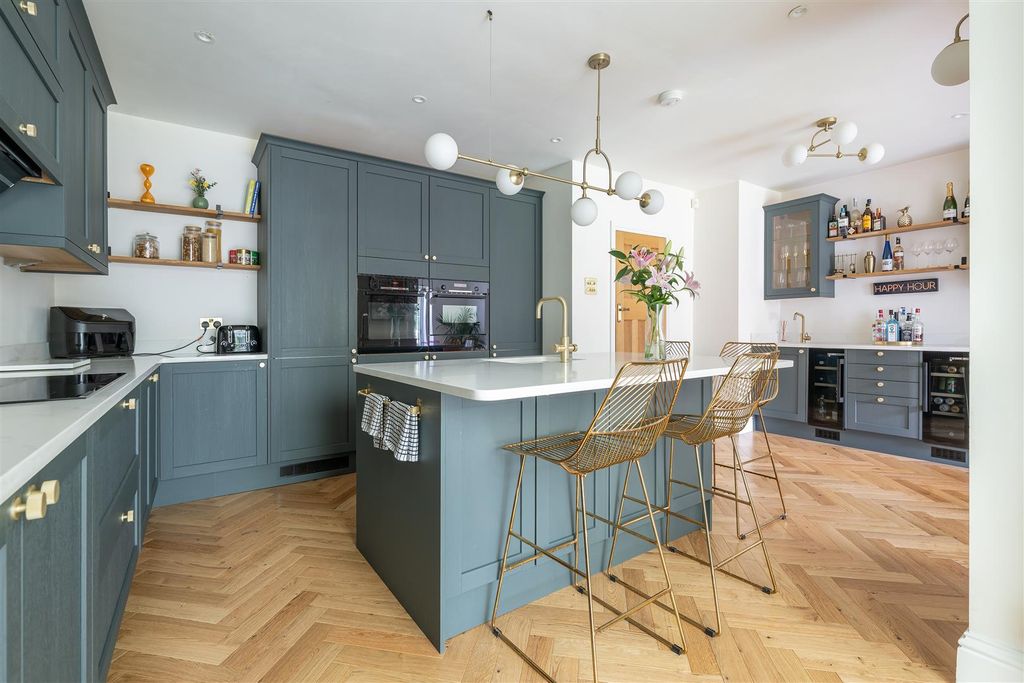Property photo 3 of 51 Woodberry Way, E4