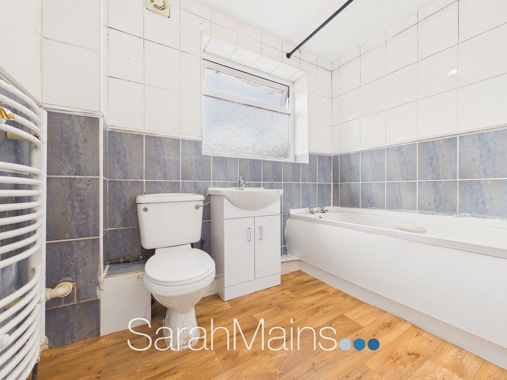 Property photo 3 of 9 Bathroom