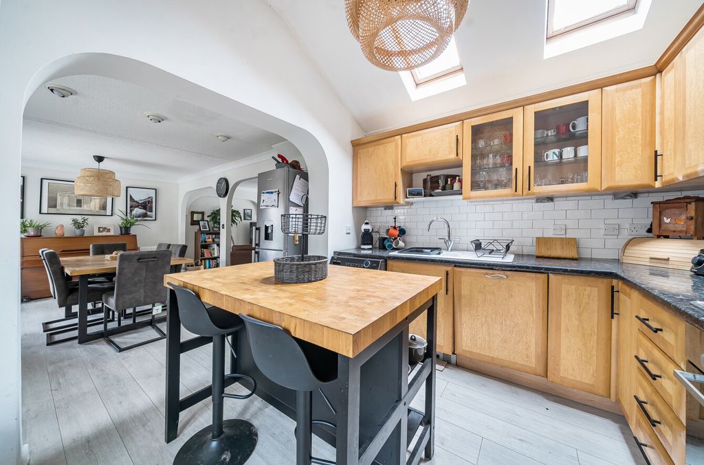 Property photo 2 of 8 1402135-12-697782...