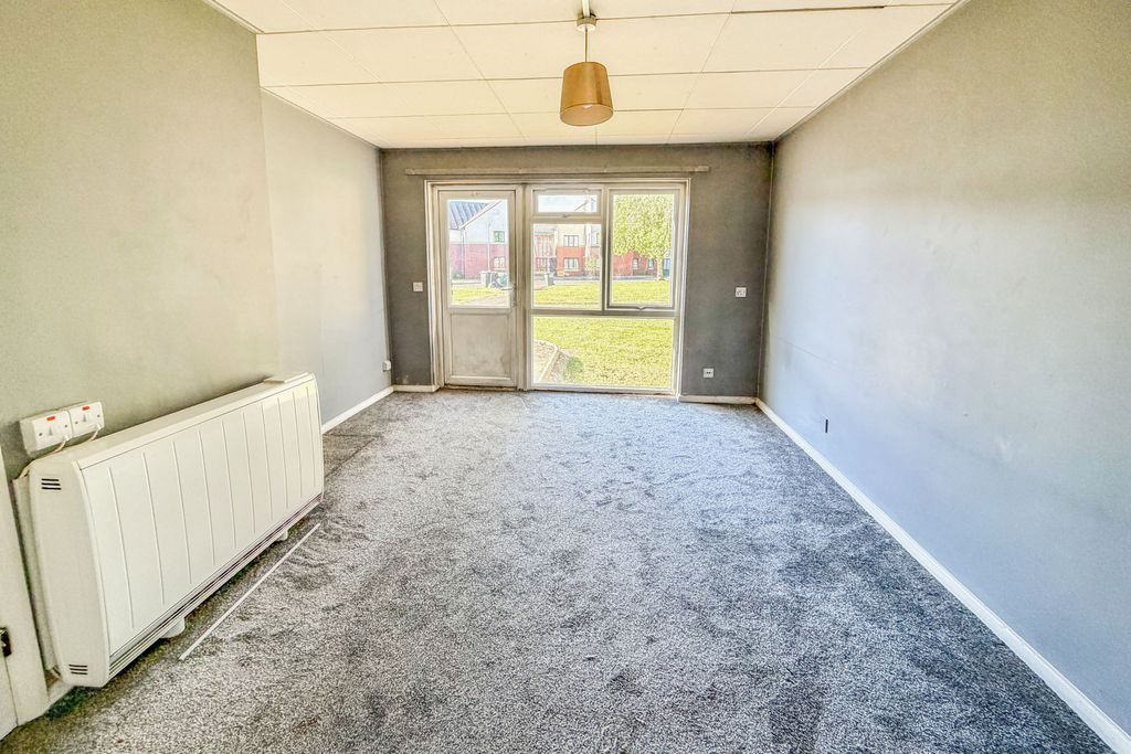 Property photo 2 of 13 Flat 120 Westcoft, Chippenham, Wiltshire, Sn14 0Nu