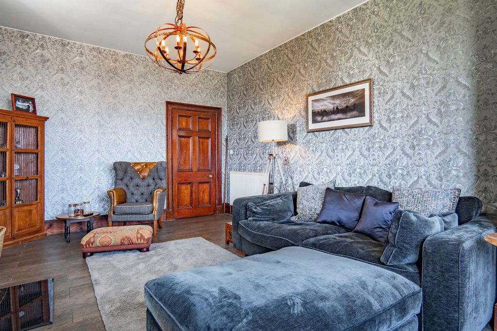 Property photo 3 of 42