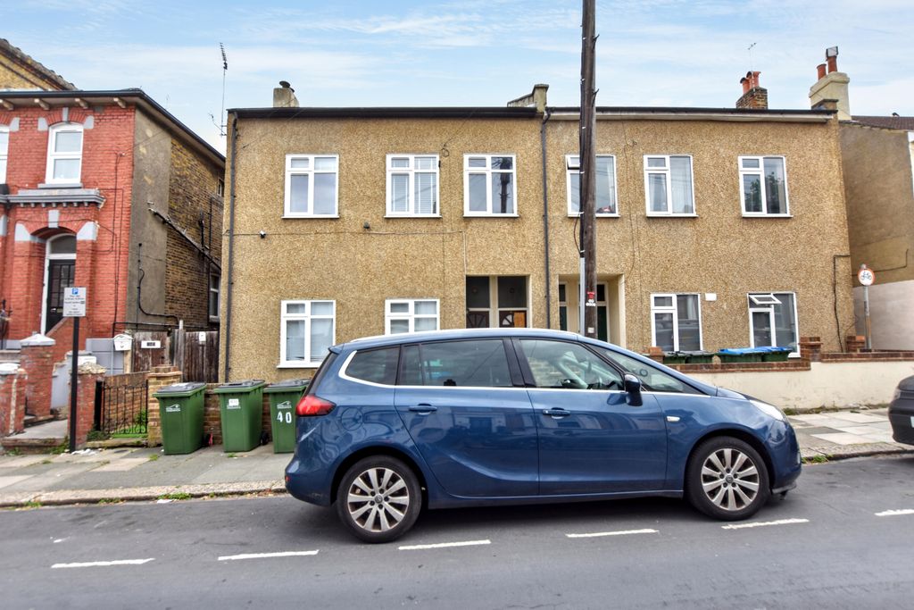 Property photo 1 of 17 Flat A, 40 Elmdene Road, Woolwich, London, Se18 6Ub