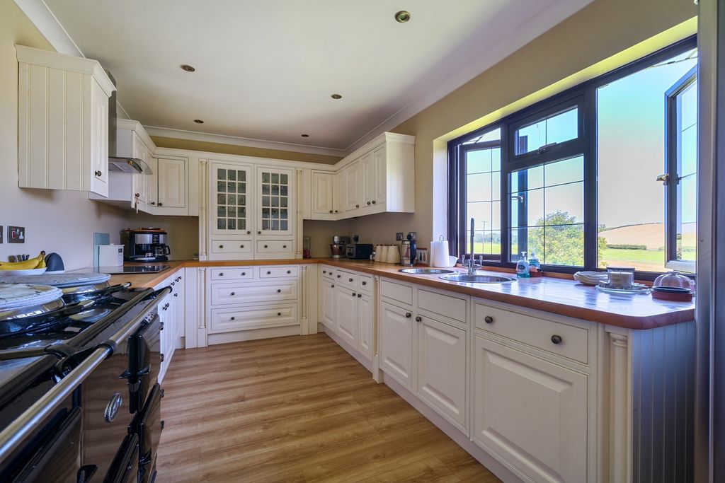 Property photo 3 of 27 Kitchen