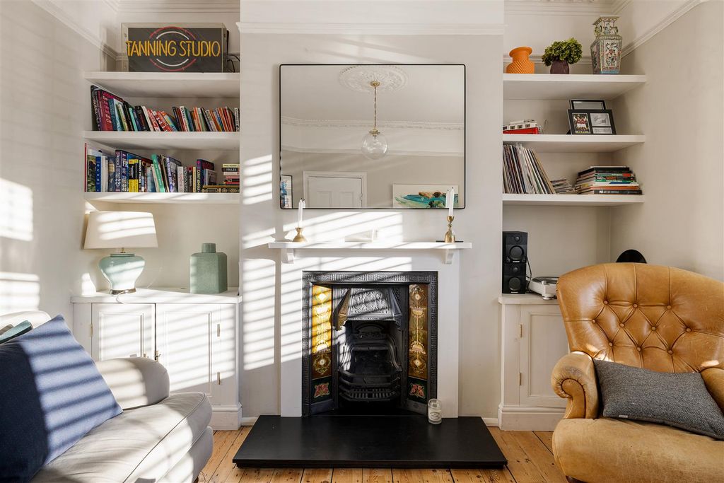 Property photo 3 of 22 Cavendish Drive, E11