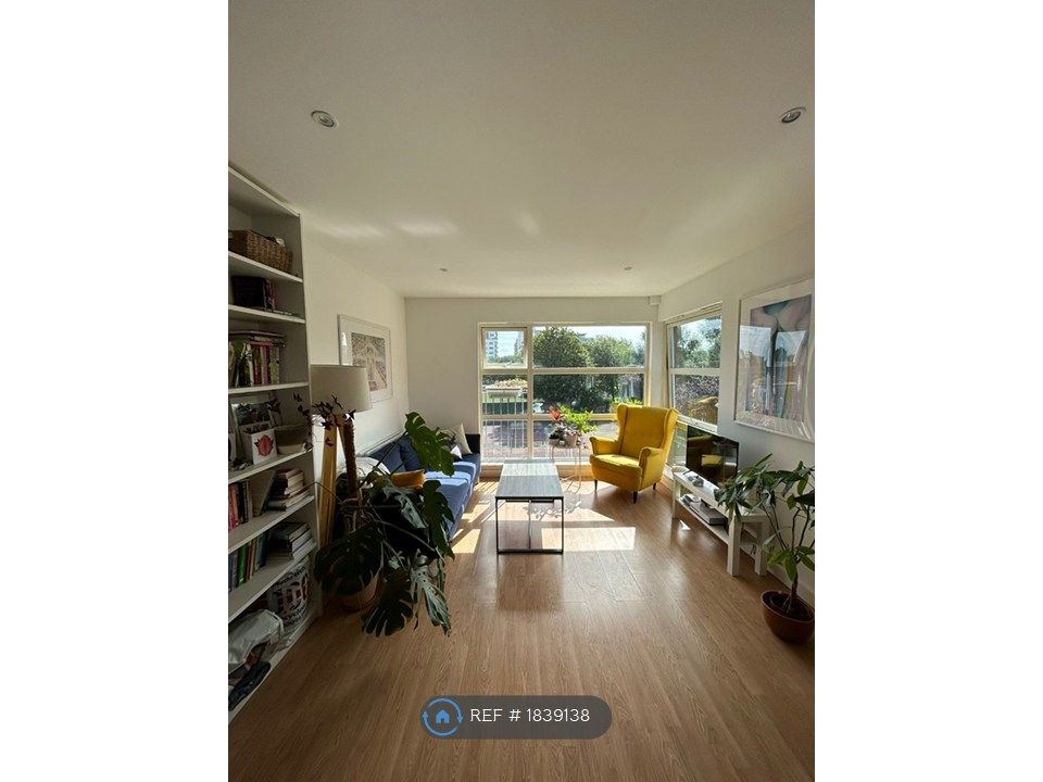 Property photo 1 of 10 Living Room