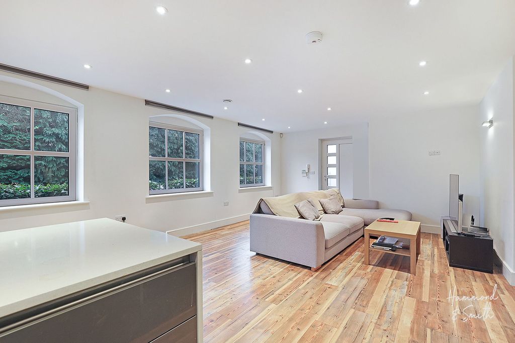 Additional image 5 of 2 bed flat for saleHemnall Street, Epping CM16
