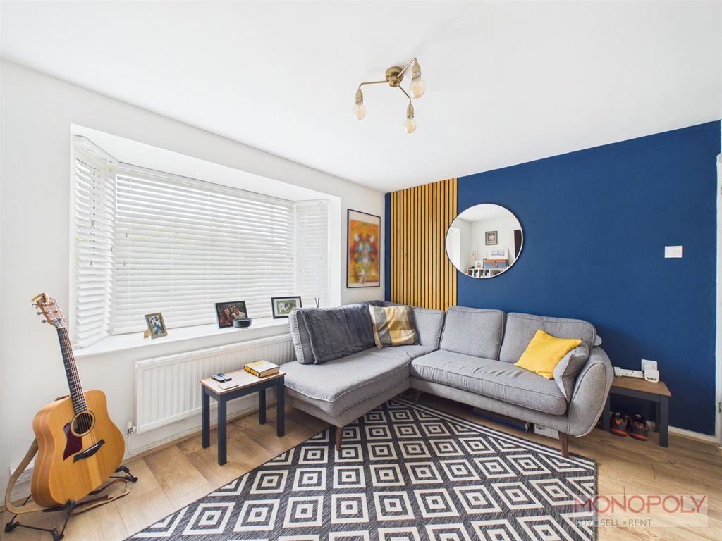 Property photo 3 of 11 Lounge