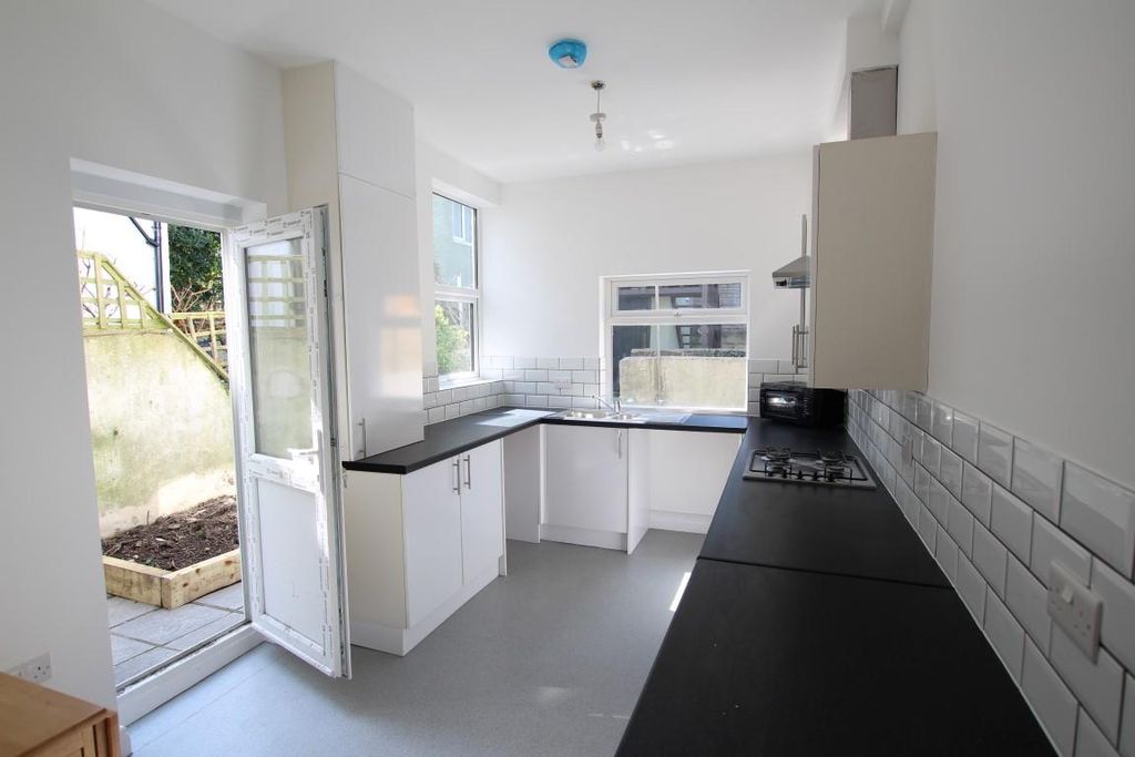 Property photo 2 of 11 835. Kitchen.Jpg