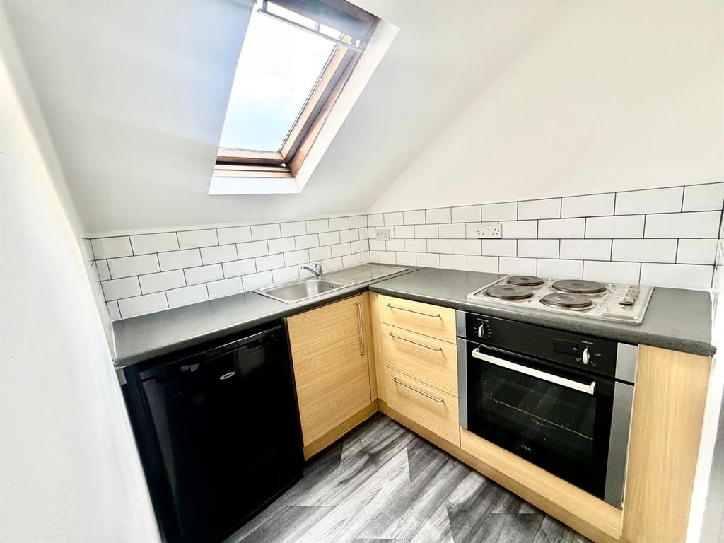 Property photo 3 of 10 Fitted Kitchen: