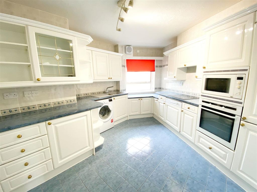 Property photo 2 of 8 Kitchen