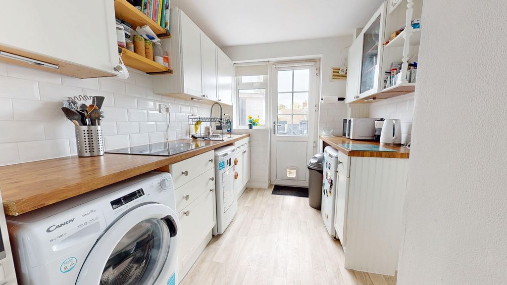 Property photo 2 of 10 Kitchen