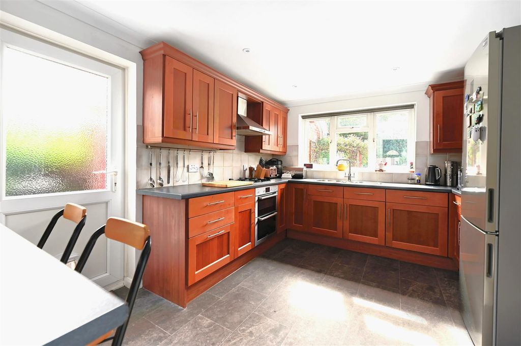 Property photo 3 of 18 Kitchen