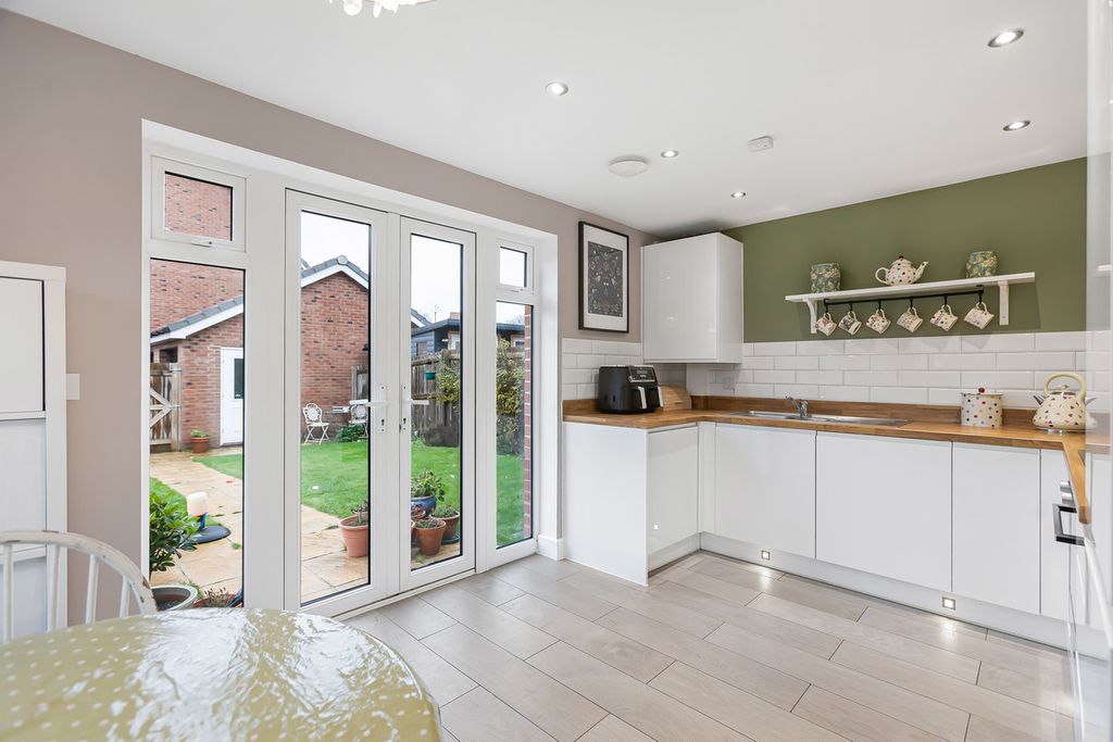 Property photo 2 of 28