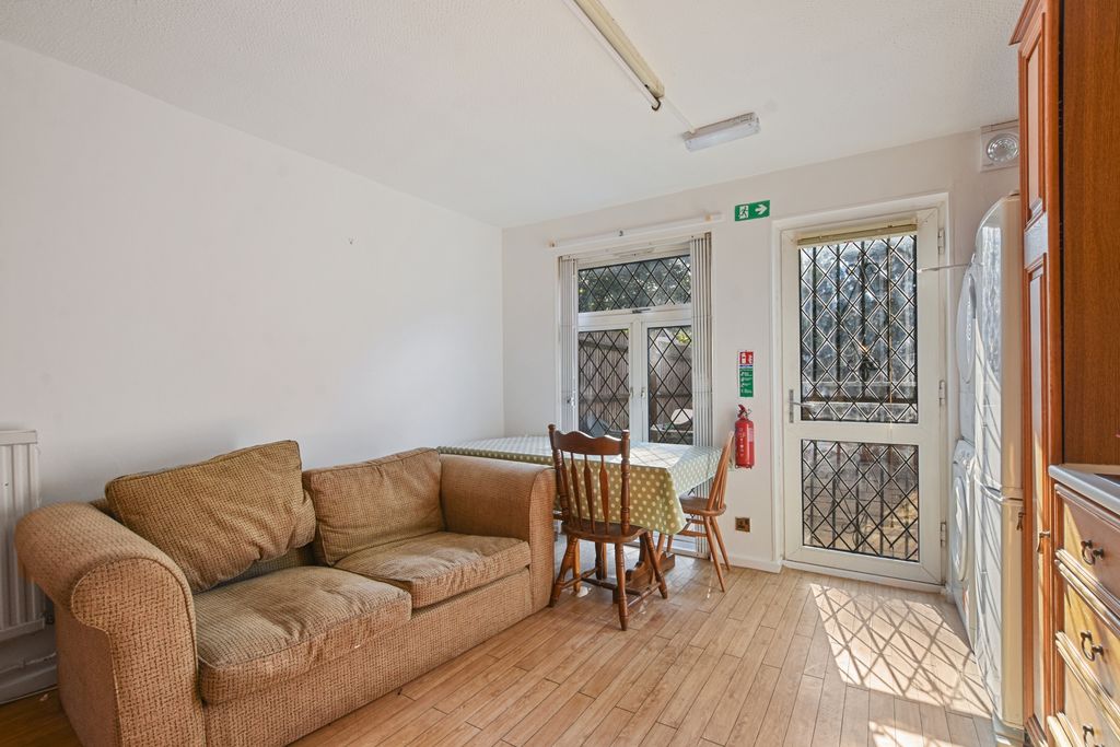 Property photo 3 of 10 Photo 6