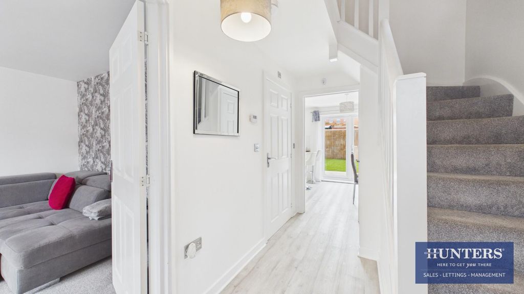 Property photo 2 of 21 Hallway
