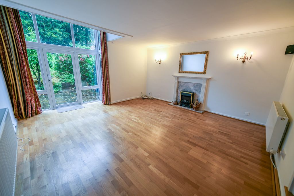 Property photo 3 of 19 Lounge