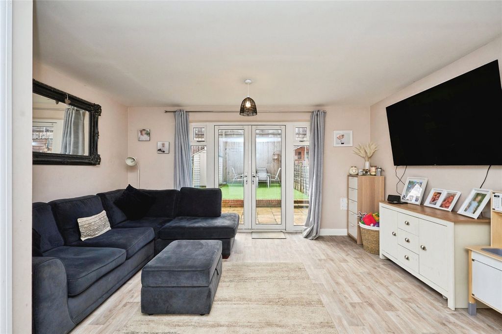 Property photo 3 of 11 Lounge