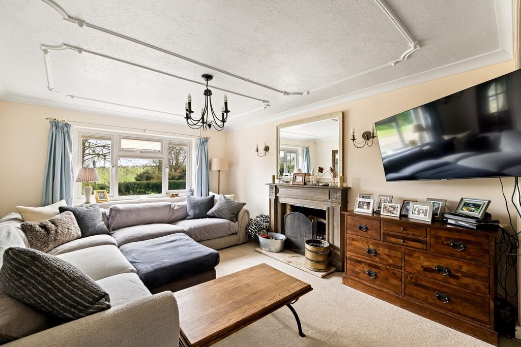 Property photo 2 of 32 Lounge