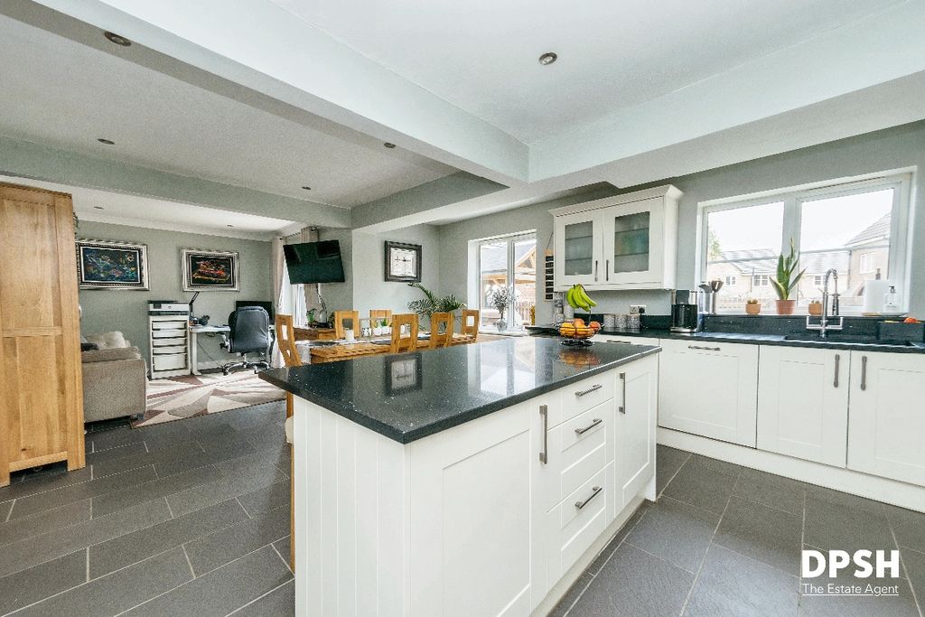 Property photo 2 of 33
