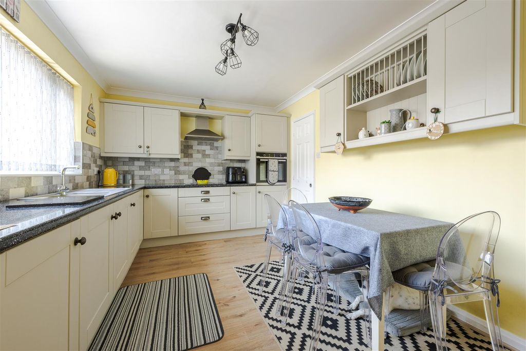 Property photo 3 of 18 Kitchen