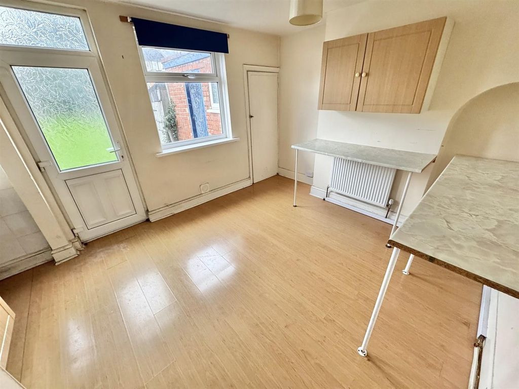 Property photo 3 of 8 Kitchen..Jpg