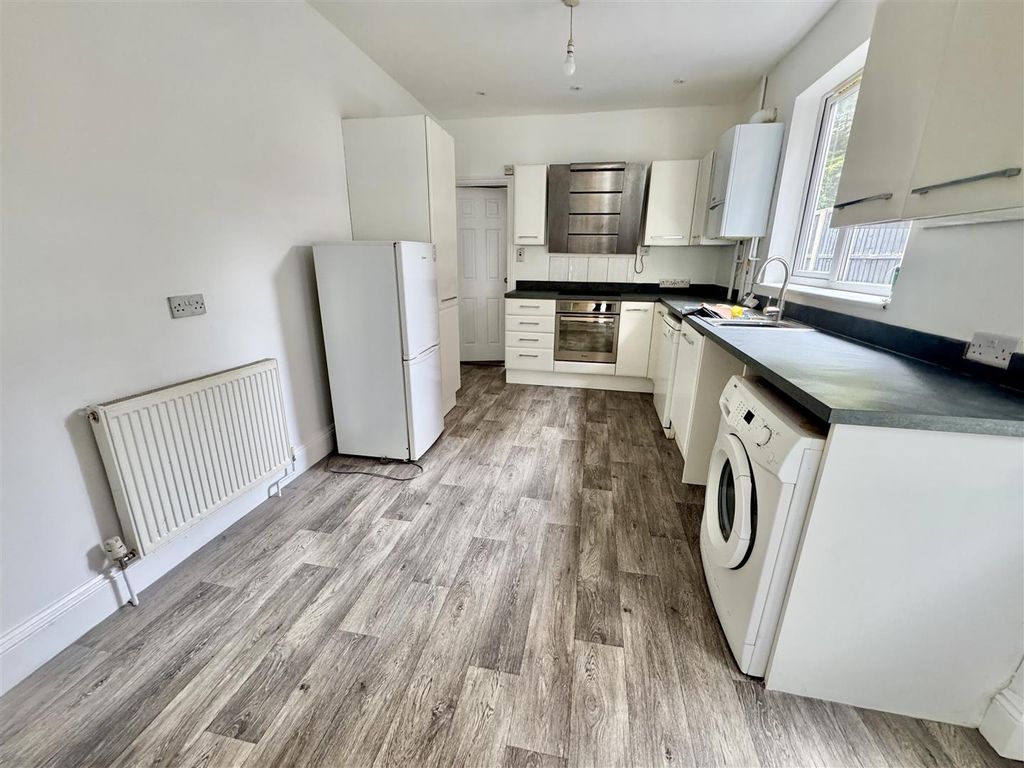 Property photo 2 of 10 Kitchen