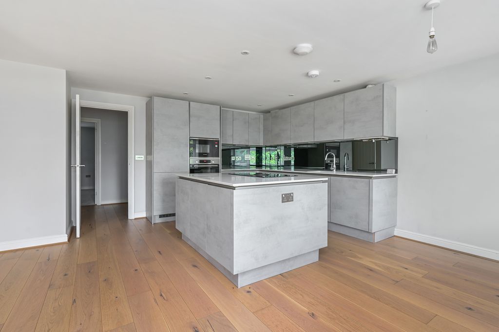 Property photo 2 of 11 6 Fairway Heights (8)