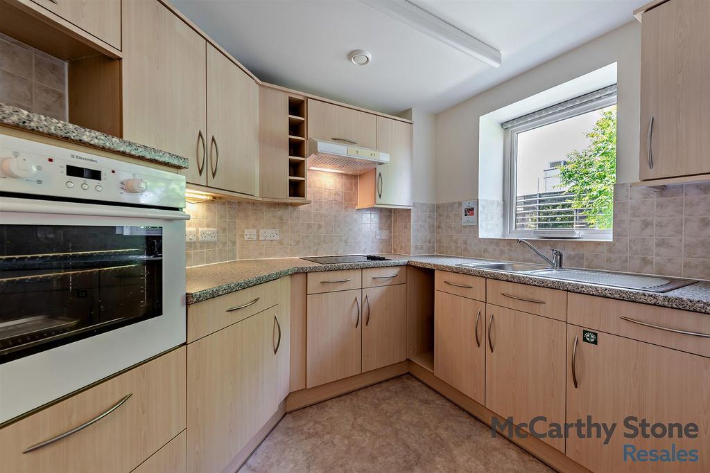 Property photo 3 of 20 8657229-Interior16-800.Jpg