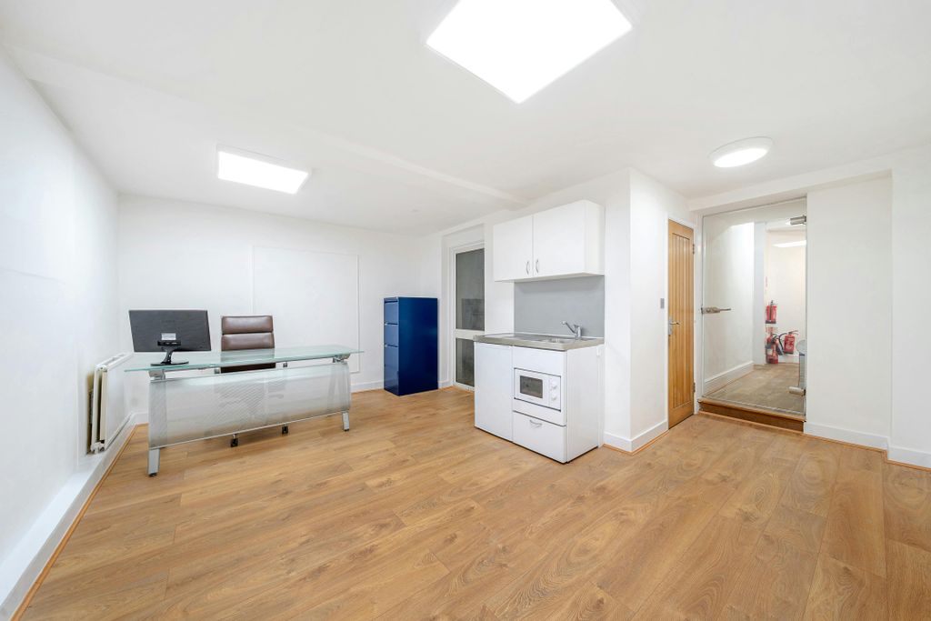Property photo 2 of 10 1414995-6-698c708cc0229.Jpg