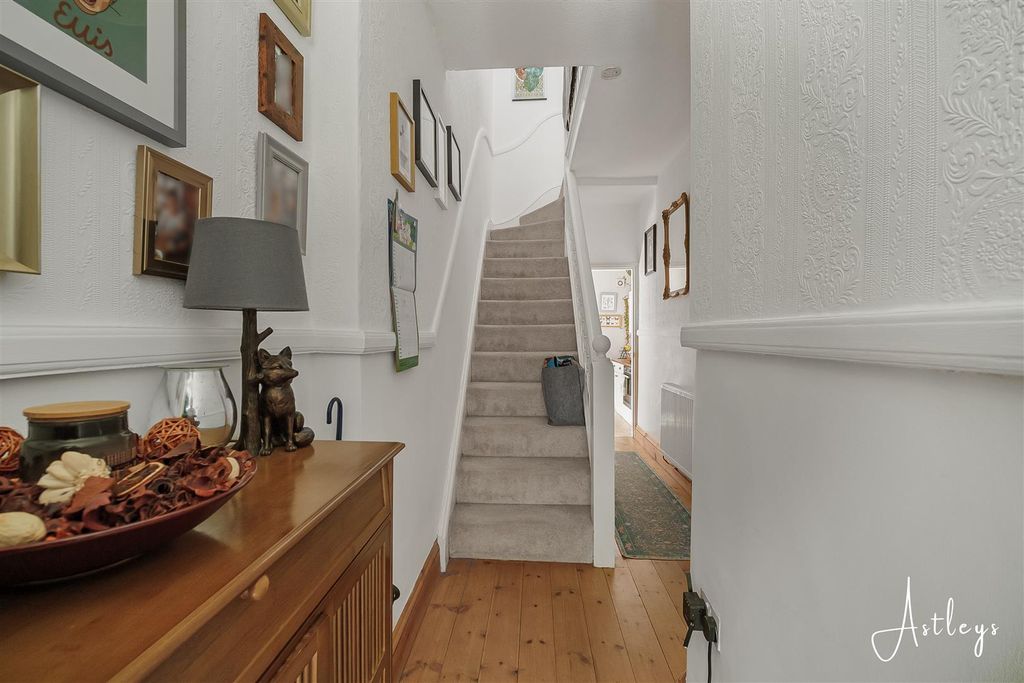 Property photo 2 of 21 Hallway