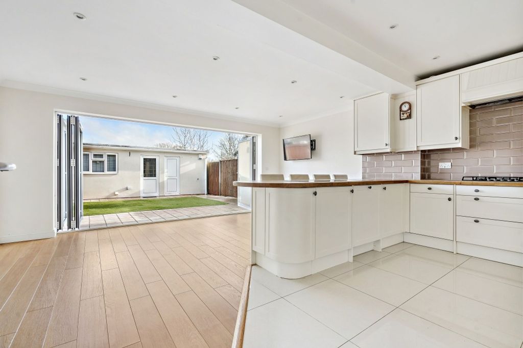 Property photo 2 of 27