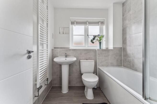 Property photo 3 of 25 Barhroom