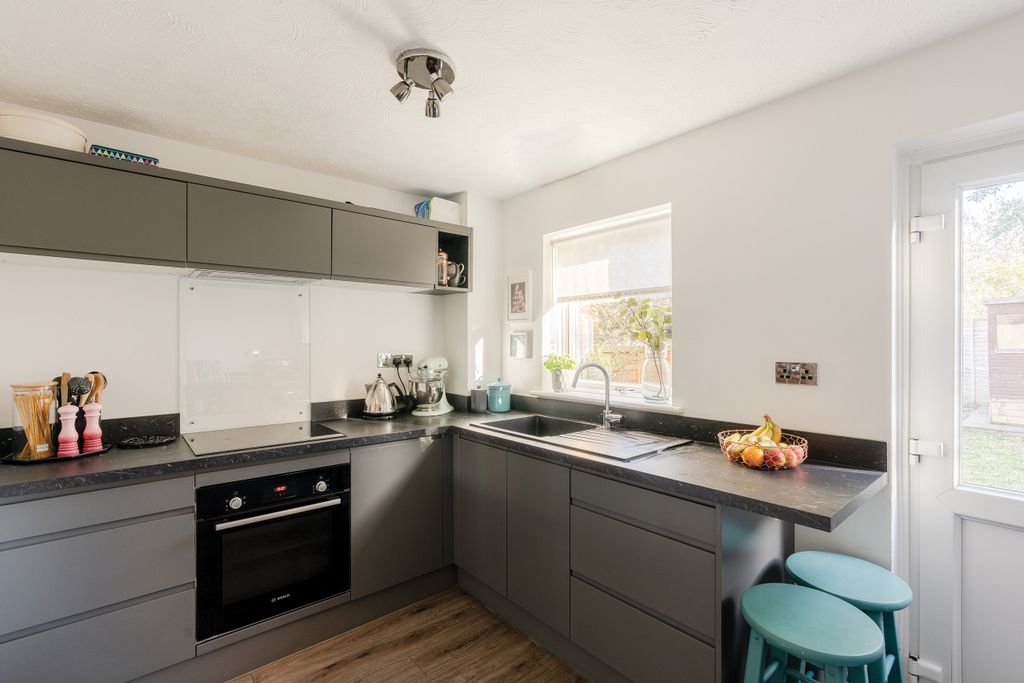 Property photo 1 of 15 Photo 6