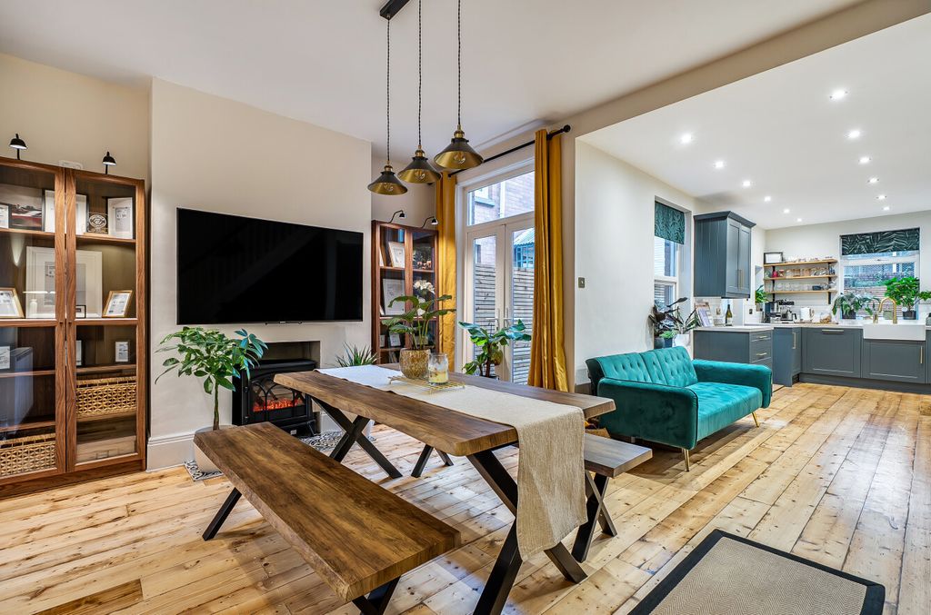 Property photo 2 of 18 1386385-19-692d9B...