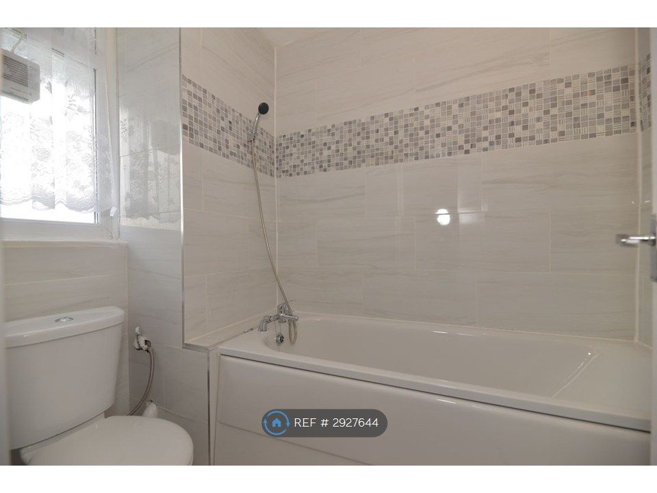 Property photo 2 of 11 Bathroom