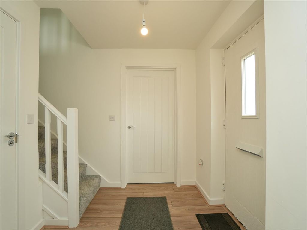 Property photo 2 of 19 Entrance Hall