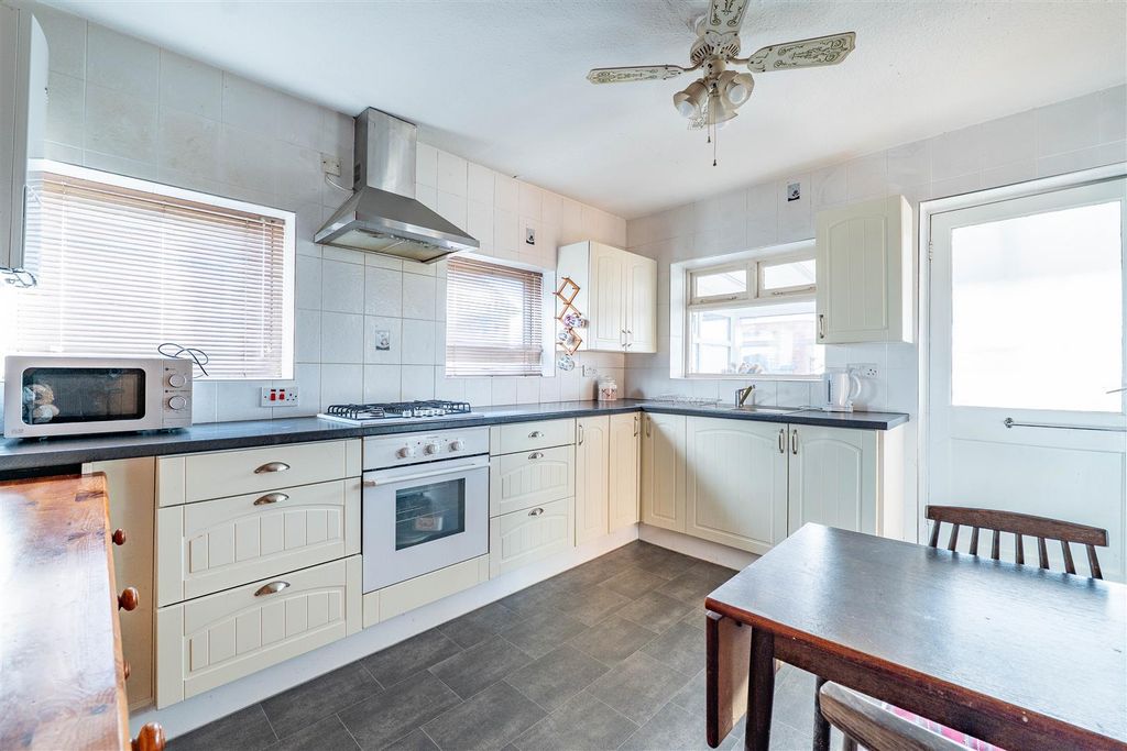 Property photo 3 of 22 Kitchen